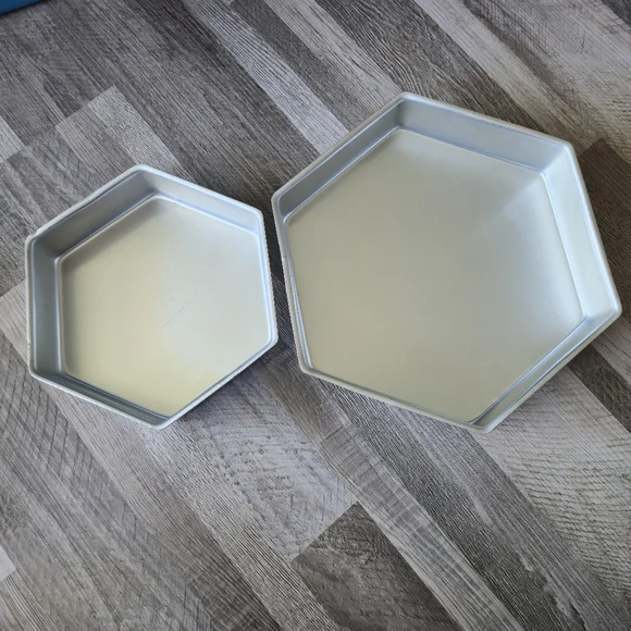 Wilton Performance Pans Hexagon Cake Pan Set 9" 12" Aluminum - Picture 4 of 7